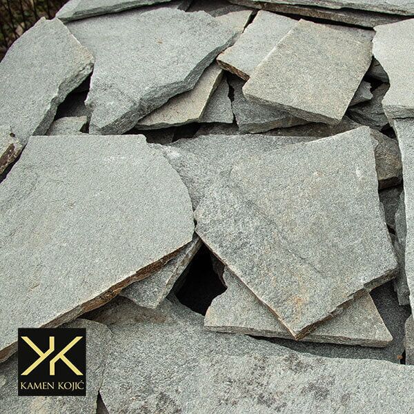 lomljeni sivi kamen