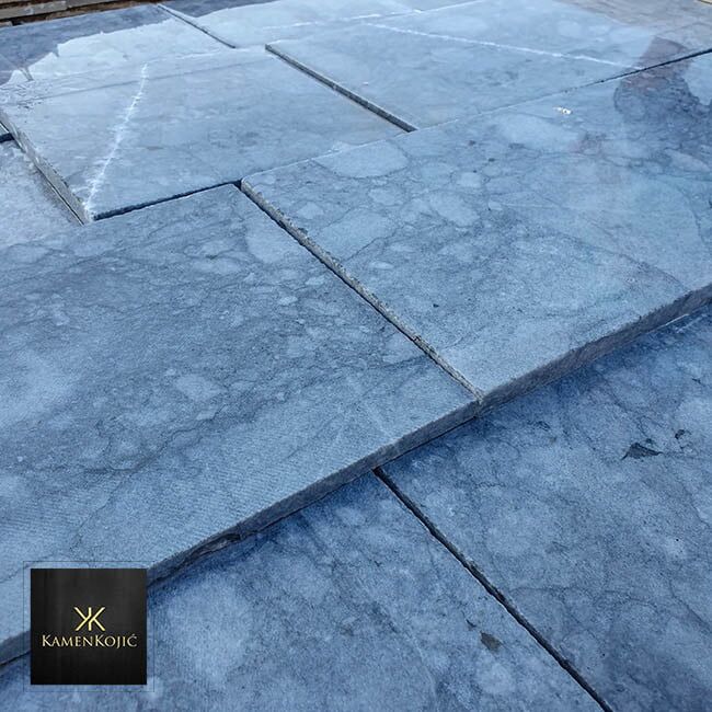 plavi sečeni kamen po meri